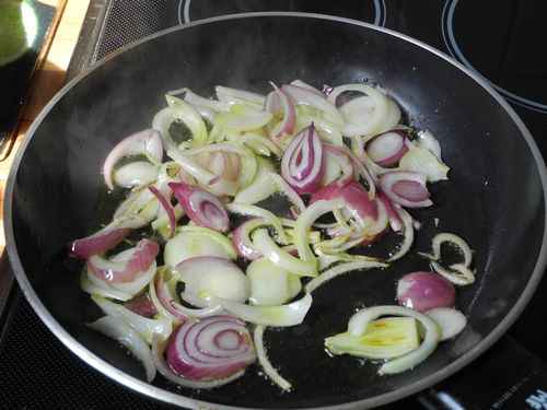Сковороду разогреть, добавить масло, выложить лук и обжаривать до золотистой корочки.