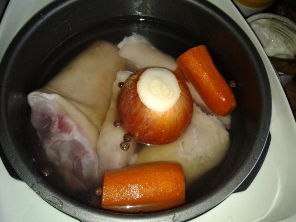 Затем, предварительно вымыв и очистив морковь, поместить в кастрюлю все ингредиенты: лаврушку, морковь, лук, перец.