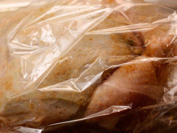 Помещаем курицу в рукав для выпекания и оставляем в холодильнике на 8-12 часов.