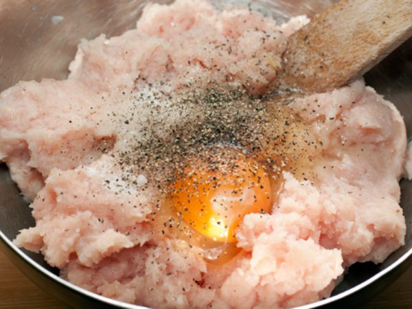 Добавляем яйцо, сливки, соль (0,5 ч. л.), перец (0,5 ч. л.) и тщательно перемешиваем.