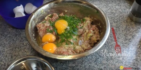 В глубокую посуду выложить фарш. Добавить к нему сырое яйцо, измельченные продукты, соль, перец и тщательно вымешать.