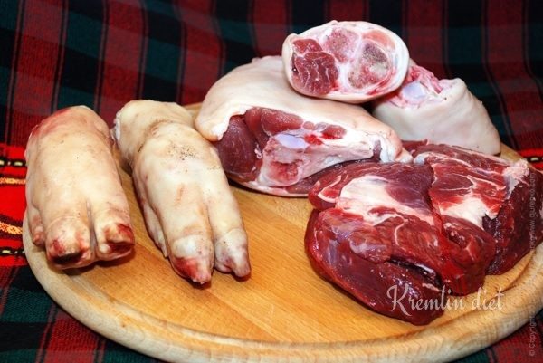 Свиные ножки и говядину тщательно вымыть. Убрать все осколки, образовавшиеся при рубке мяса.