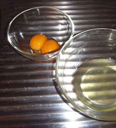Разбейте яйца и поместите яичные желтки в огнеупорную миску или стеклянную миску. Сохраните яичные белки на что-то еще.