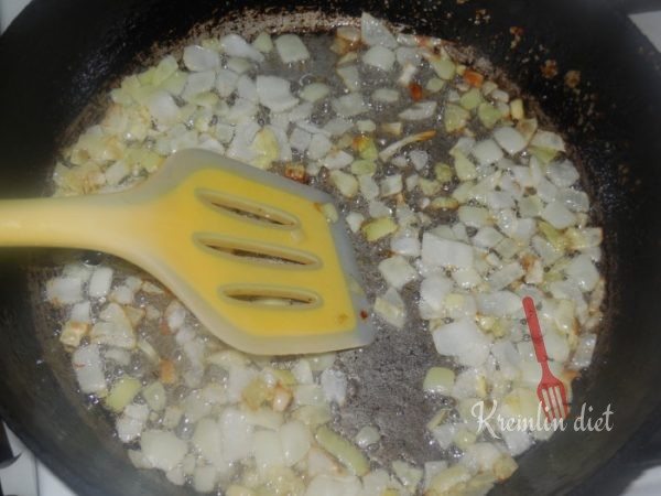 Сковороду разогреваем, вливаем масло, добавляем лук обжариваем на сильном огне до золотистого цвета.