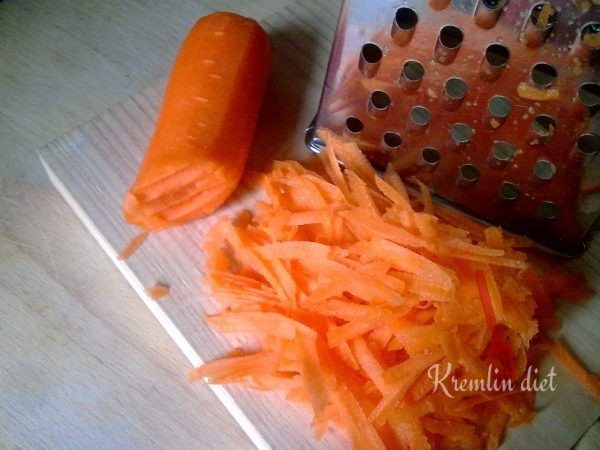 Морковь моем, чистим и трем на крупной терке.