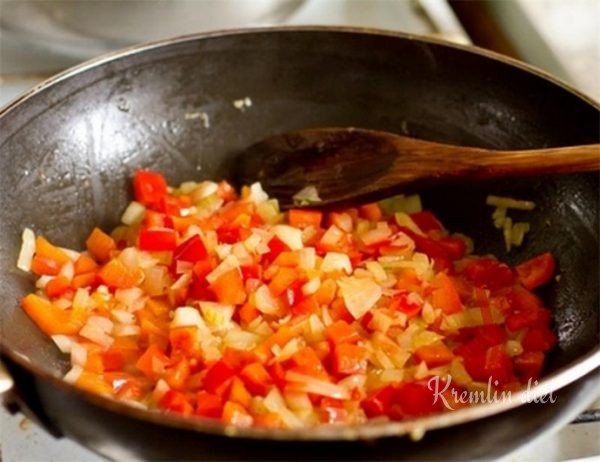 Далее необходимо болгарский перец вымыть, нарезать произвольно, но тоже по-мельче, добавить к луку и обжаривать пять минут.