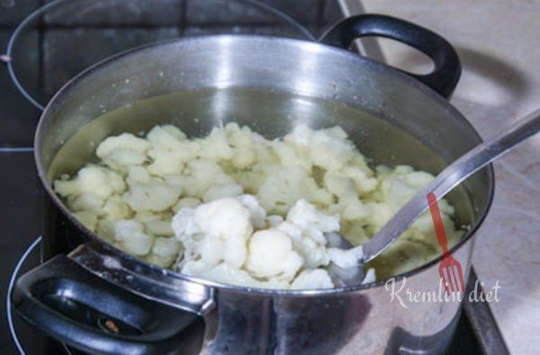 Варите цветную капусту в большом количестве слегка под-соленой воды несколько минут – как раз, чтобы сохранить несколько плотную консистенцию. Слейте воду.