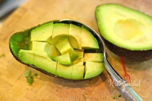 Разделить авокадо, вынуть мякоть, не повредив кожуру, и нарезать небольшими дольками или кубиками.