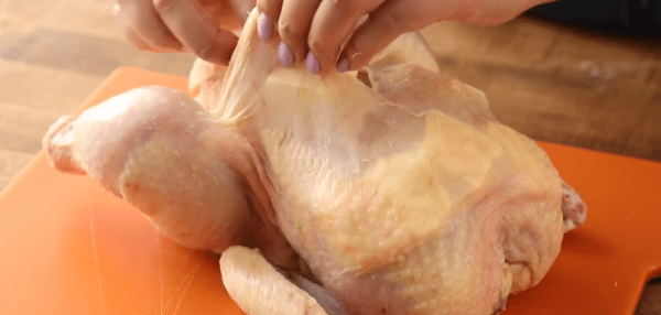Половину масла вводим под кожу курицы