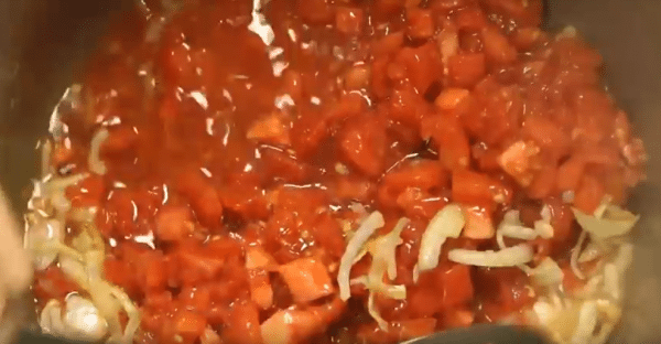 Добавляем помидоры и обжариваем 5 мин.