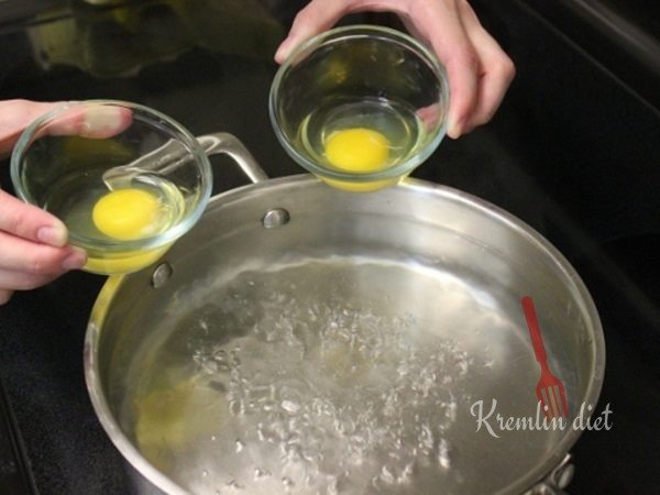 Яйцо очень аккуратно разбиваете в большую ложку или маленькую мисочку и осторожно опускаете в воду. Чтобы оно буквально соскользнуло.