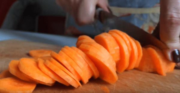 Морковь крупно нарезаем.