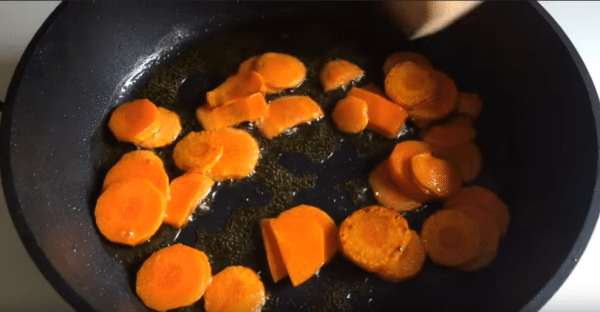 Морковь обжариваем до мягкости и