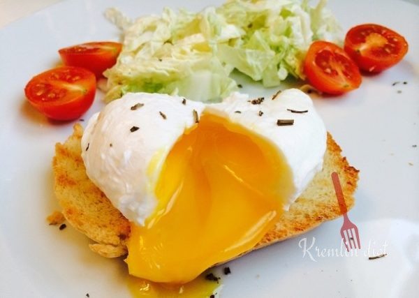Выложите яйцо на булочку с кунжутом и подавайте с домашним майонезом или соусом.
Приятного аппетита!