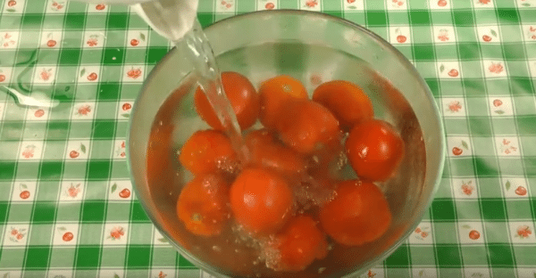 Чтобы томатный вкус кади-ча стал более насыщенным, помидоры бланшируем,
