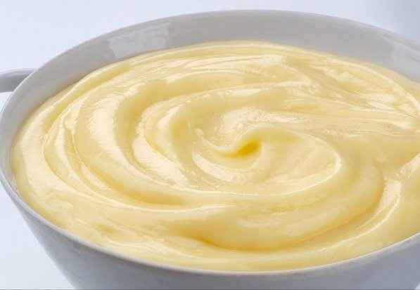 Начинайте взбивать яичные желтки и постепенно, тоненькой струйкой, вливайте масло. Взбивайте, пока  смесь не станет однородной и гладкой. Будьте осторожны: белая пена от растопленного масла не должна попасть в соус.