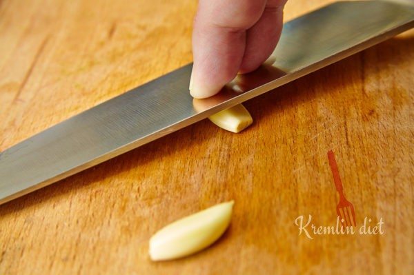 Как только на сковороде выпарится жидкость, добавляем раздавленный ножом чеснок.
