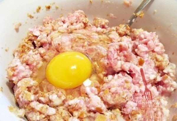 Берем глубокую миску. Выкладываем фарш и добавляем к нему яйцо, сливки, 2/3 нашинкованной зелени, мелко нашинкованную луковицу, соль, перец, специи, давим чеснок и всё тщательно вымешиваем.