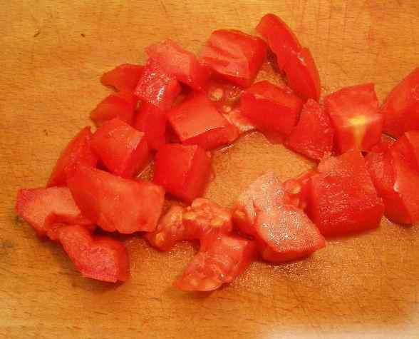 Вымыть и нарезать кубиками помидор.