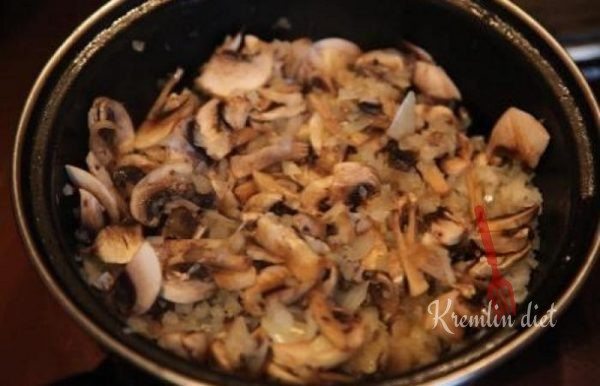 На другой сковородке обжарить до золотистого цвета вторую половину луковицы и добавить к ней нарезанные шампиньоны. Обжаривать до "румяности" грибов.