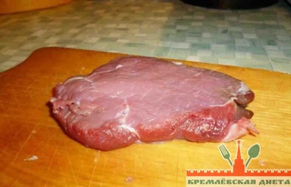 Мясо вымыть, обсушить, нарезать порционными кусками (примерно 1,5 см).