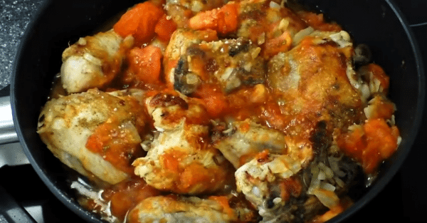 добавляем их к курице. Если предпочитаете готовить чахохбили с томат-пастой, то на этом шаге самое время ее добавить. Перемешиваем,