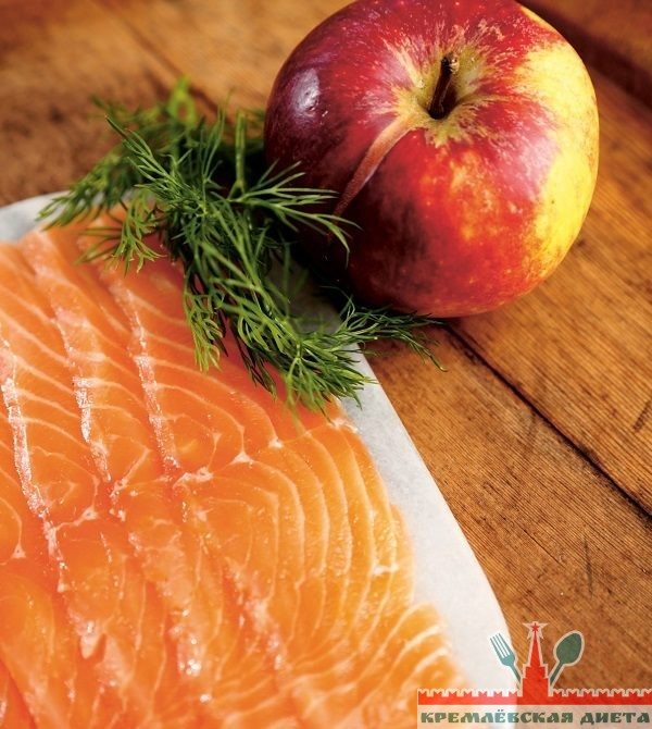 Нарежьте лосося острым тонким ножом под уклоном в 45 градусов на порционные кусочки. Выложите на сервировочное блюдо и подавайте к столу. Приятного аппетита!

