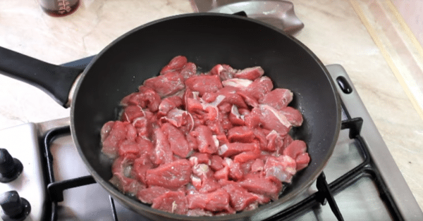 Мясо моем, нарезаем брусочками, выкладываем на разогретую сковороду и, обжарив 2 минуты на сильном огне, чтобы говядина дала сок, 