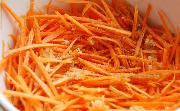 В миске смешиваем морковь, измельченный (любым способом) чеснок, специи "для корейской моркови".