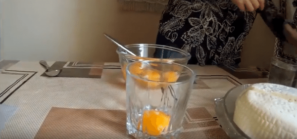 Яйца вбиваем в миску, при этом один желток отделяем в стакан. 