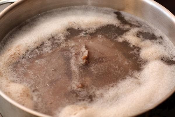 Свинину необходимо отварить в течение часа с добавлением специй "для варки мяса" и очищенной луковицы, немного подсолив в конце приготовления.