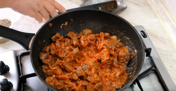 Затем добавляем томатную пасту и все специи. Перемешиваем и минуты 2 прогреваем смесь.