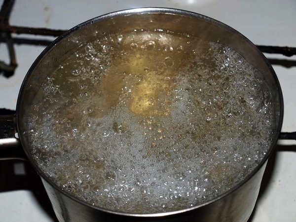 Маринад: воду довести до кипения, влить уксус, добавить соль и прогреть до полного растворения соли. Охладить до теплого состояния или комнатной температуры.