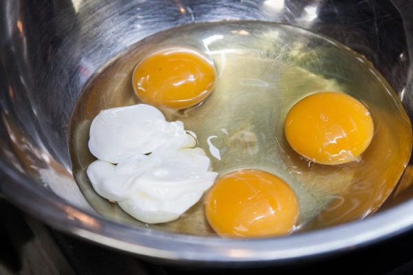 Яйца вбиваем в миску и добавляем сливки.