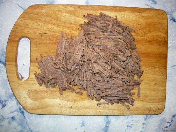 Мясо нарезать соломкой примерно 1х1х3 см.