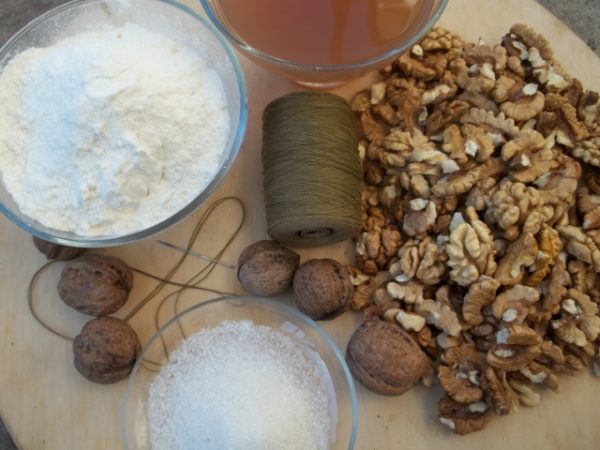 Подготовим ингредиенты: грецкие орехи