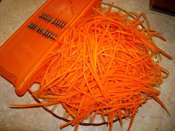 Морковку моем, чистим, шинкуем "по-корейски".
