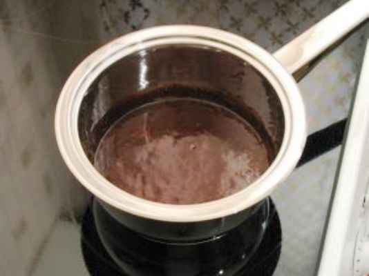 В какао-порошок добавляем измельченный в пудру сахарозаменитель (или сахар), вливаем молоко, размешиваем. Ставим на огонь, доводим до кипения и варим какао пол-минуты.