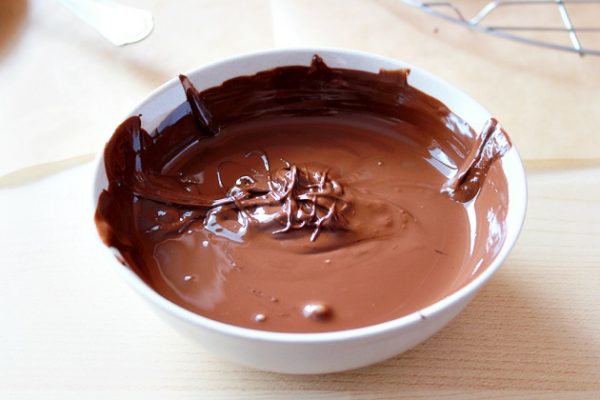 Разломайте или нарежьте шоколад на маленькие части. Растопите его в микроволновой печи или используя пароварку. Отложите, пусть остынет при комнатной температуре.
