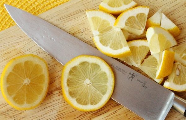 Лимон нарезаем дольками.