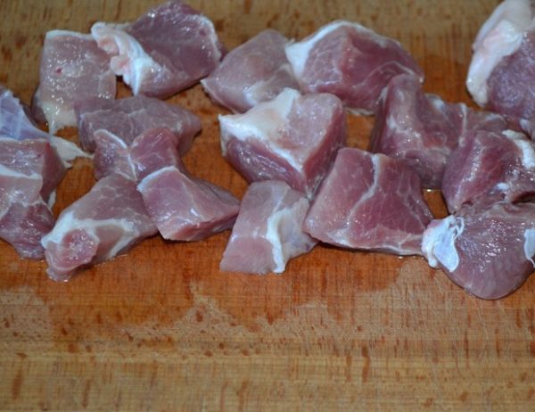 Мясо нарезаем кусочками примерно 4х4 сантиметра. Или воспользуйтесь инструкцией на видео в описании к рецепту.