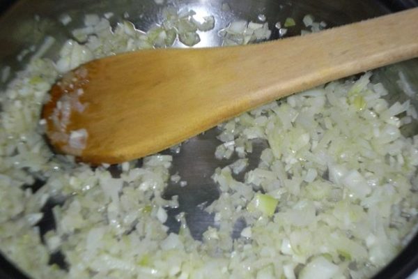 Лук мелко шинкуем. На сковородке растапливаем половину масла и обжариваем в нем лук до мягкости. Выкладываем к желткам.