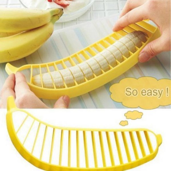 Бананы порежьте кусочками.