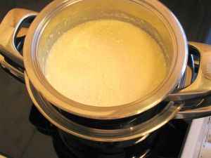 Масло растопите на паровой бане. Оно должно быть немного теплым, но не горячим, чтобы соус не отделился.