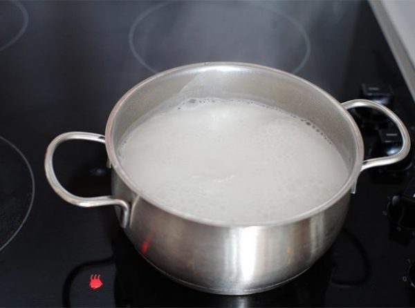 В кастрюльке доведите до кипения кокосовое молоко и кипятите на маленьком огне минуты четыре.
