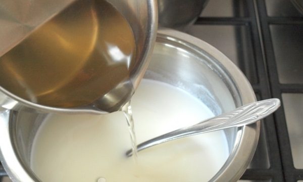 Молоко доводим до кипения (но не кипятим), вливаем желатин. Размешиваем до полного растворения. Снимаем с огня, охлаждаем до комнатной температуры.
