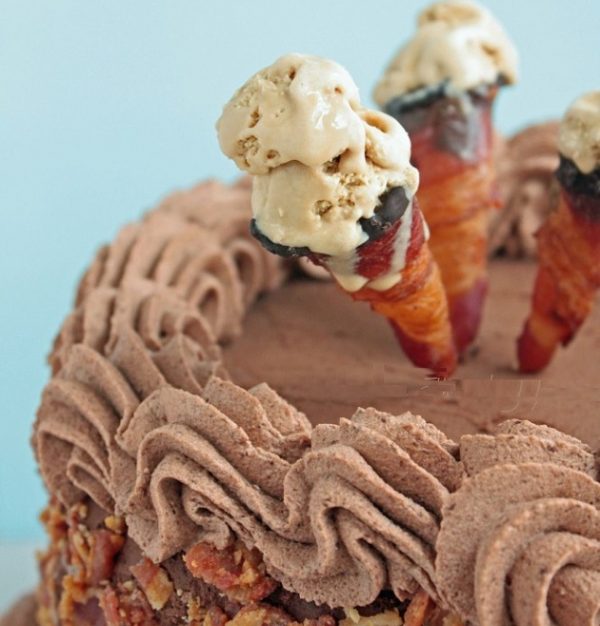 Беконовые конусы заполните второй половиной мороженого. Поместите рожки на верх торта.