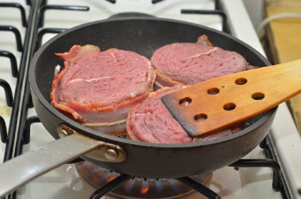 В сковородку наливаем растительное масло и выкладываем кусочки мяса. Обжариваем на сильном огне по две минуты с каждой стороны.
