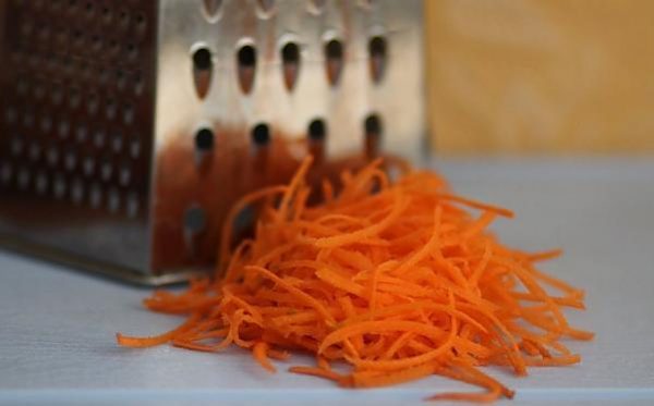 Морковь трем на крупной терке или соломкой (как для корейской моркови)