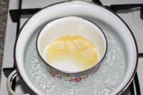 Пока запекается наш Голубец, подготовим соус для обмазки: на паровой бане разогреваем сливки. Добавляем к ним масло и (через минуту) натертый на крупной терке сыр. Помешивая, доводим до загустения.